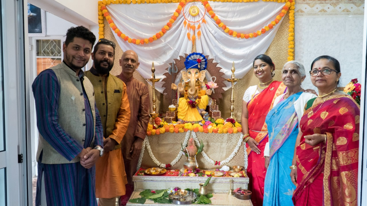 Appa Krishen Row est issu de la quatrième génération de la famille  à fabriquer des statuettes de Ganesh. 
