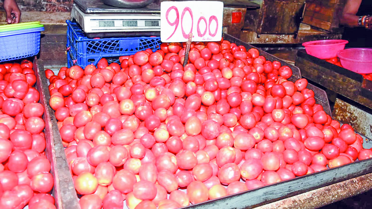 Les pommes d’amour présentes sur les étals ont vu leur prix grimper depuis les dernières averses.