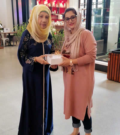 Zakeerah Khodabaccus  en compagnie de Mariam Goodur, présidente du Muslim Ladies Council. 