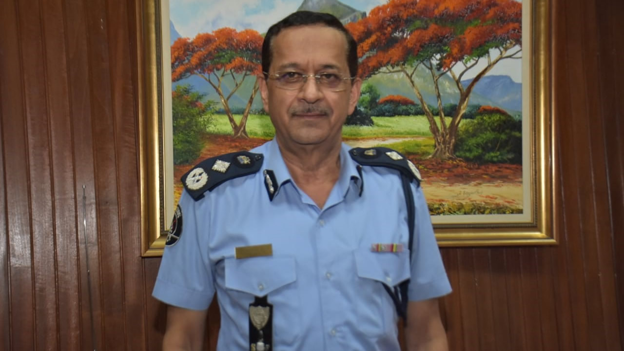 Le Commissaire de Police, Khemraj Servansing