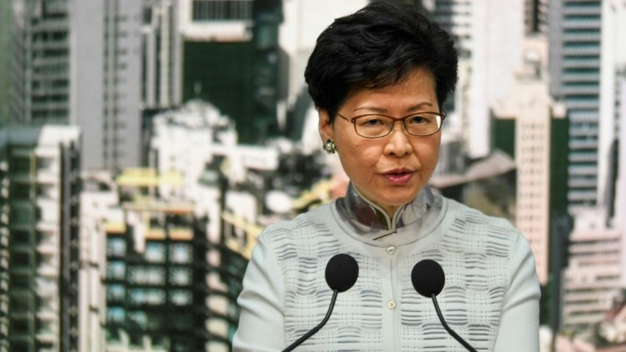  La dirigeante de l’exécutif pro-Pekin de Hong Kong Carrie Lam annonce la suspension du projet de loi prévoyant les extraditions vers la Chine lors d’une conférence de presse le 15 juin 2019