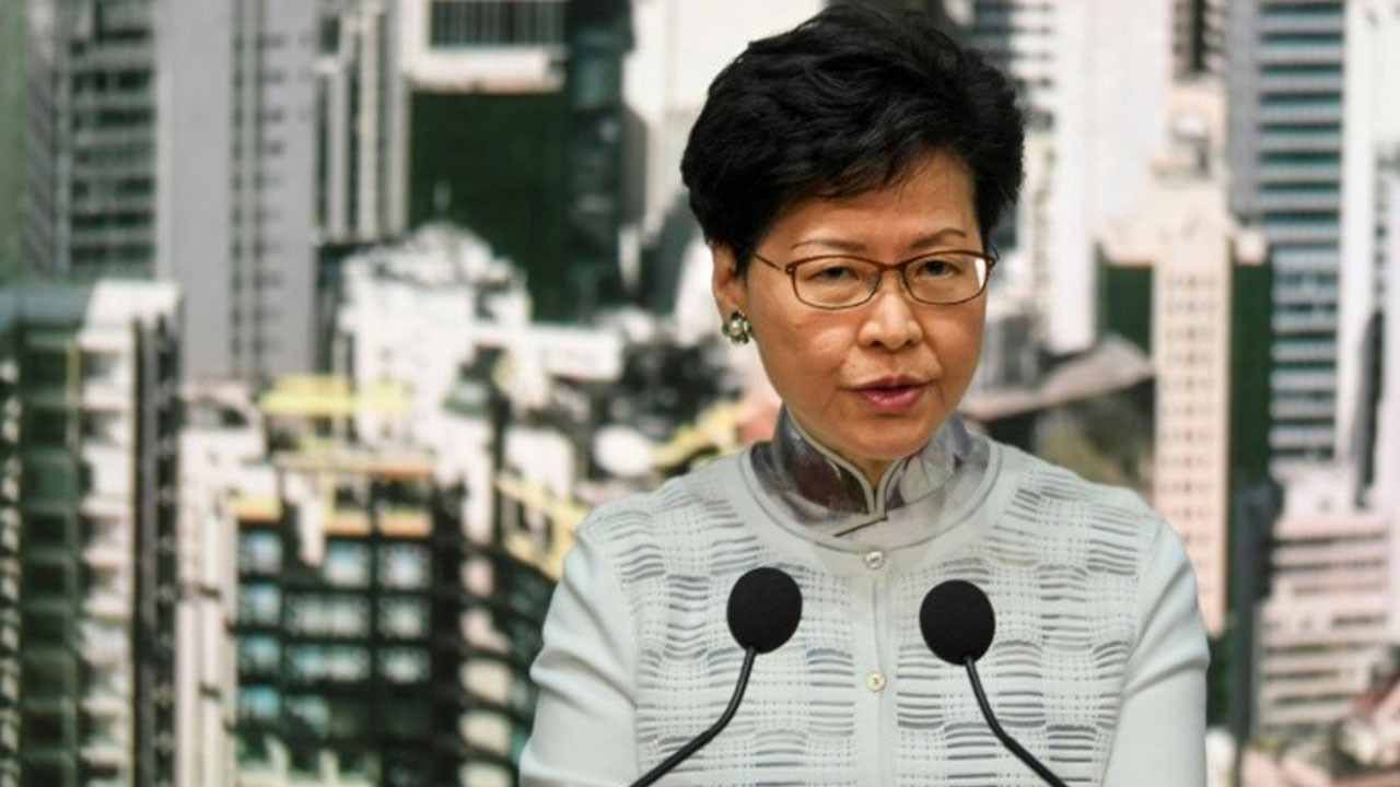 La dirigeante de l’exécutif pro-Pekin de Hong Kong Carrie Lam annonce la suspension du projet de loi prévoyant les extraditions vers la Chine lors d’une conférence de presse le 15 juin 2019