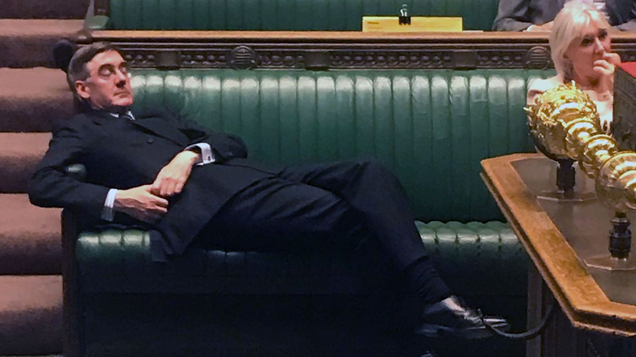 En plein débat à Londres sur le Brexit, Jacob Rees-Mogg s’est offert hier une sieste !  