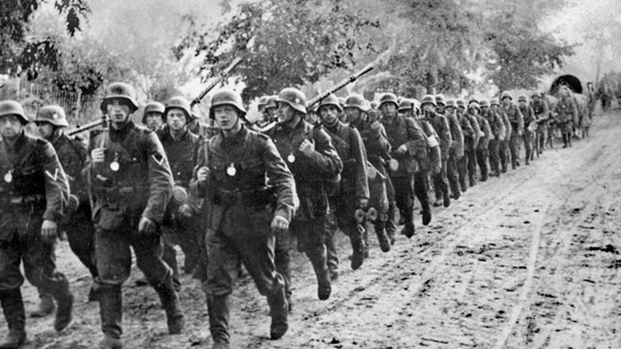 Dans cette photographie prise le 1er septembre 1939, l’armée allemande entre en Pologne à l’aide de six divisions blindées et d’un million de soldats allemands