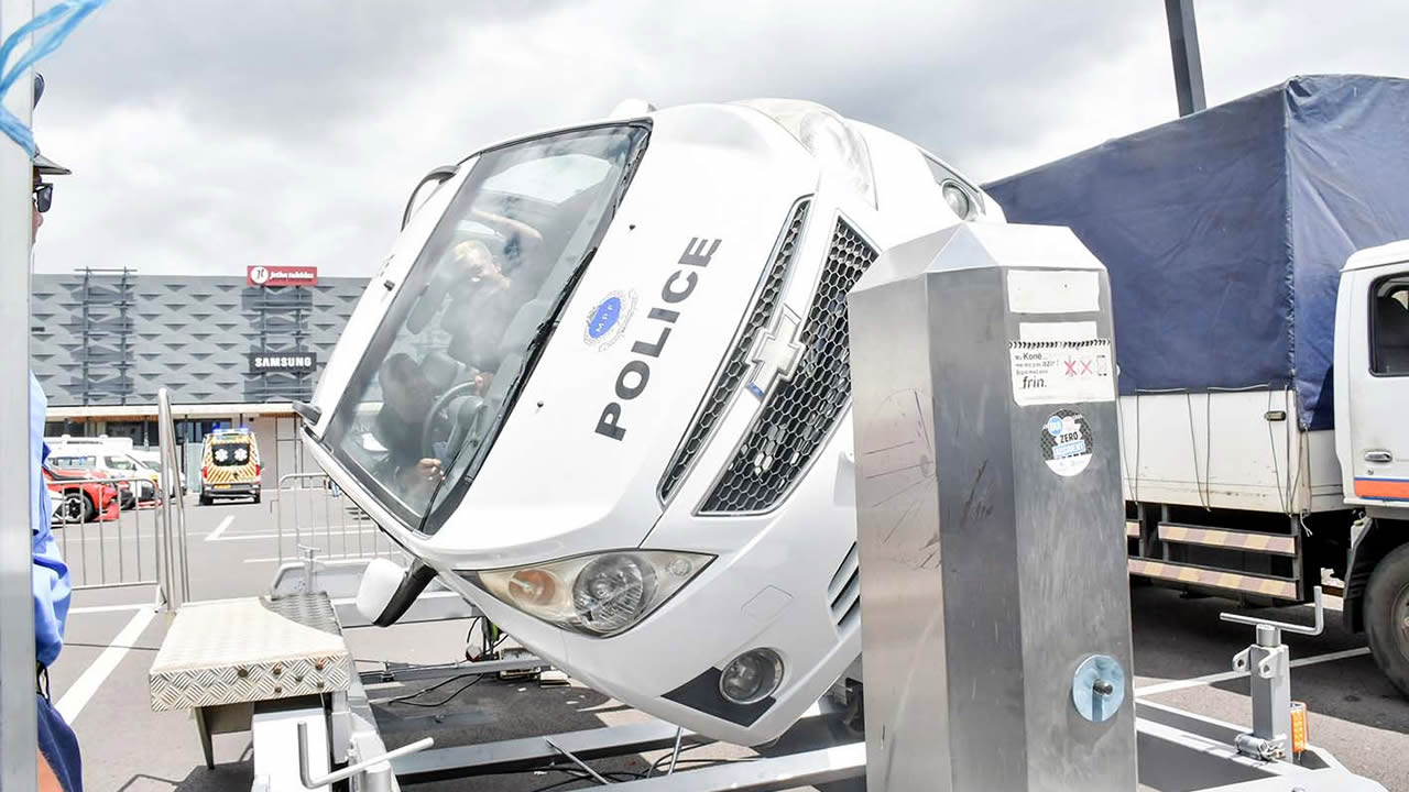 La voiture-tonneau de la police a permis aux participants de comprendre l’importance de la ceinture de sécurité à l’avant comme à l’arrière.