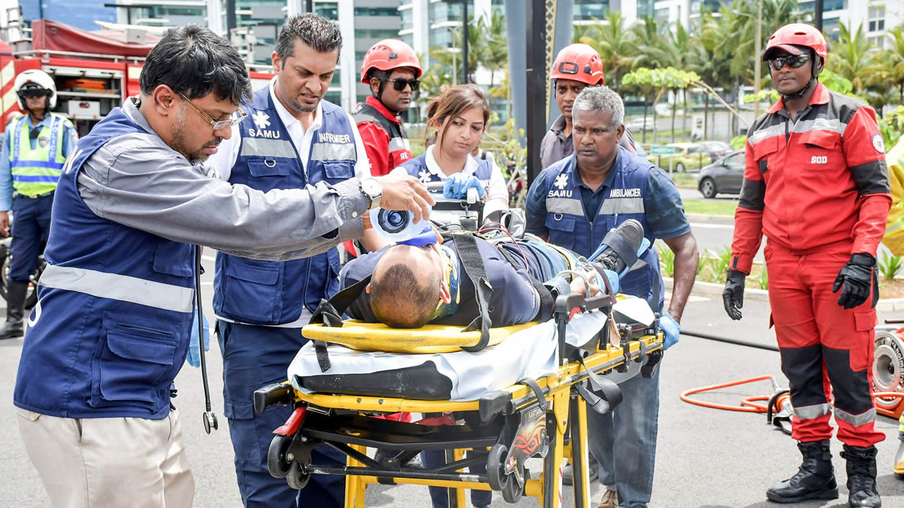 Les services d’urgence, à savoir la police, les pompiers et le SAMU, ont simulé l’extraction et les premiers secours portés à la victime d’un accident de la route.