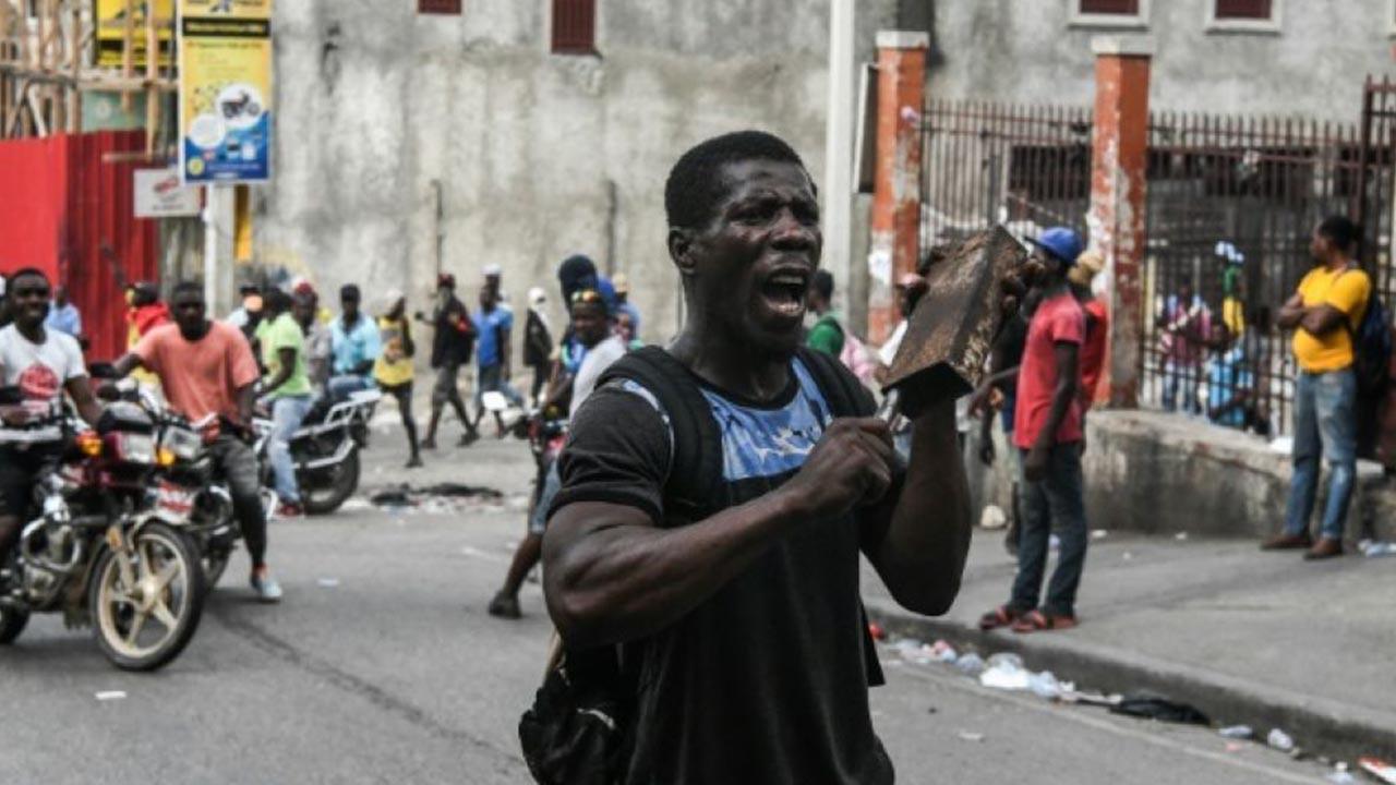 Un homme participe à une manifestation contre le président haïtien Jovenel Moïse à Port-au-Prince, le 25 septembre 