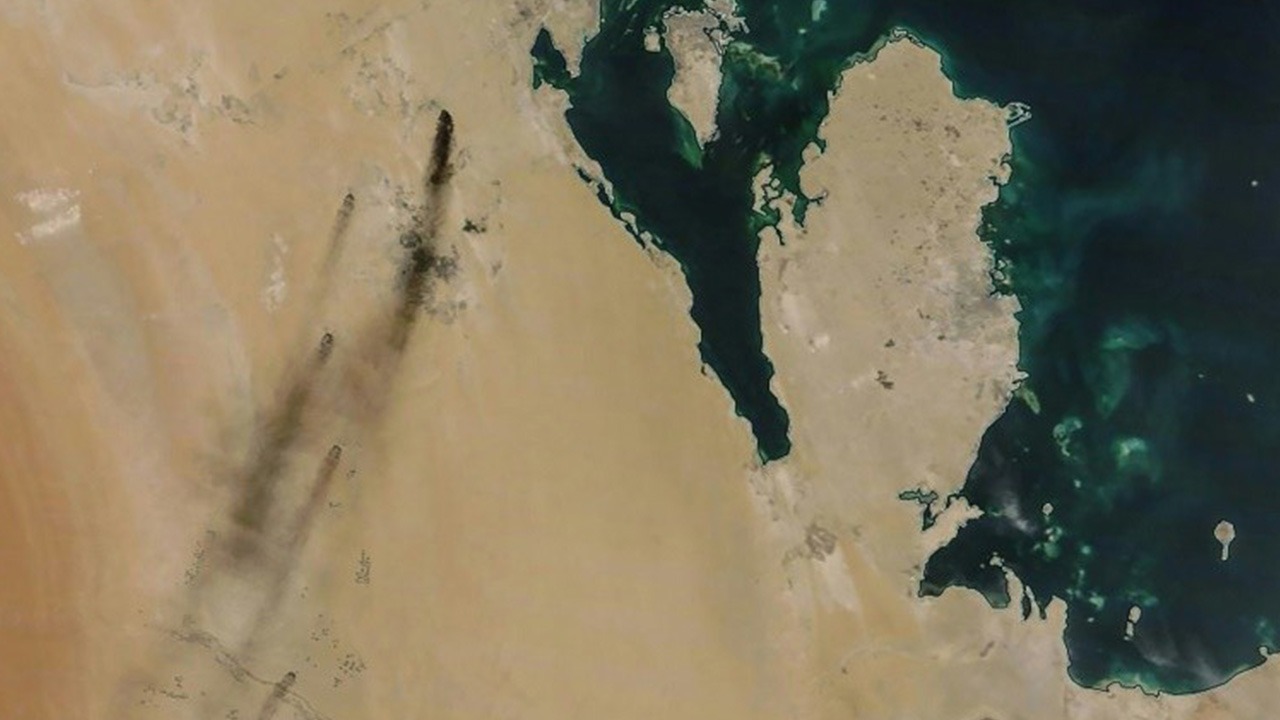 Image satellite fournie par la Nasa montrant de la fumée s’échapper d’installations pétrolières en Arabie Saoudite, le 14 septembre 2019. (©NASA Worldview/AFP)